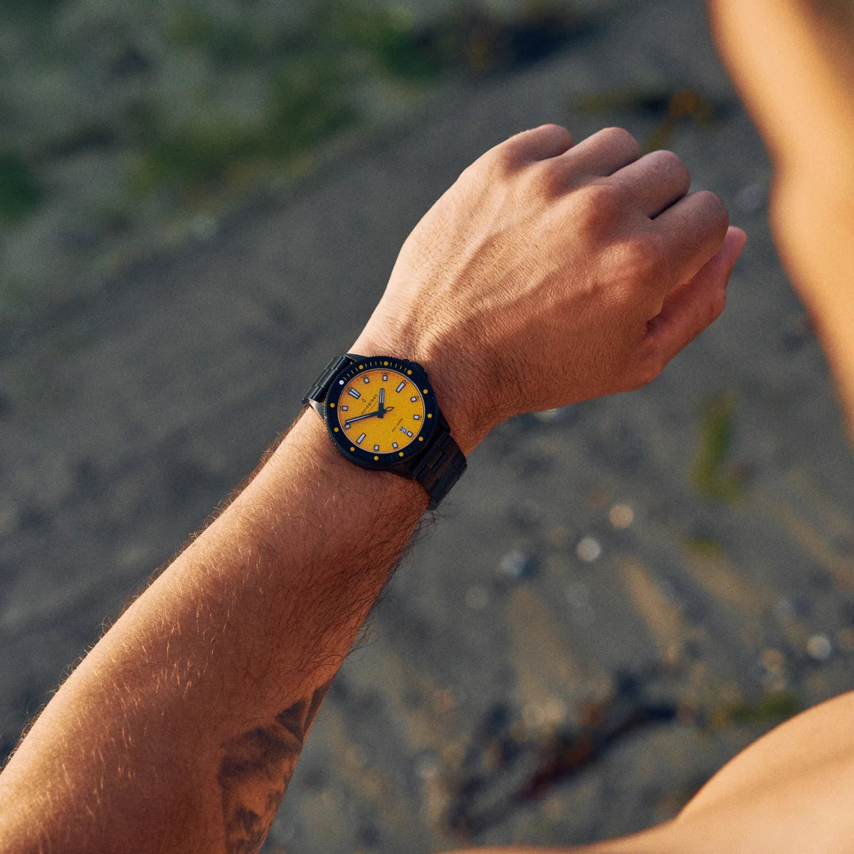 Waves 40mm Full Negro Fondo Amarillo - Nordgreen